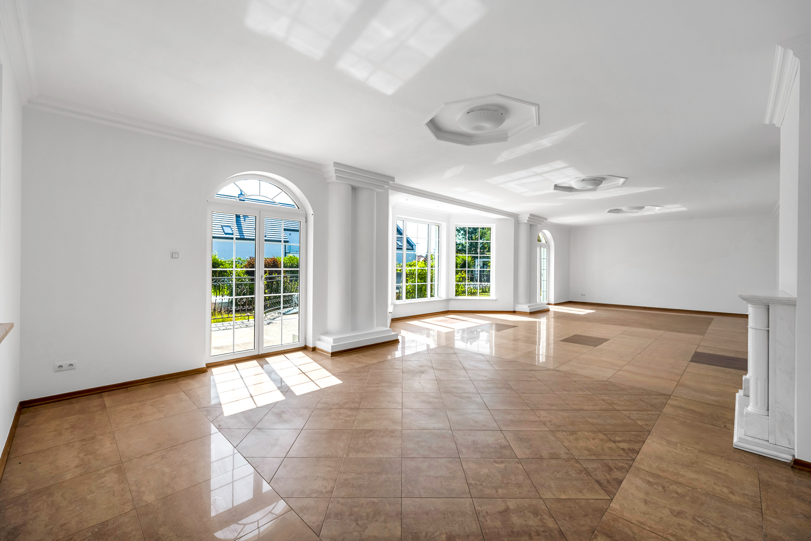 Miniatura salonu z kolumnami